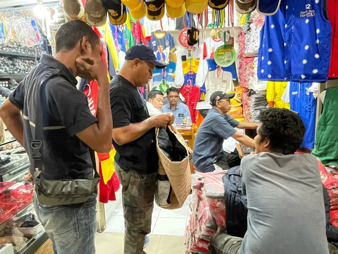 Atribut Partai Politik...