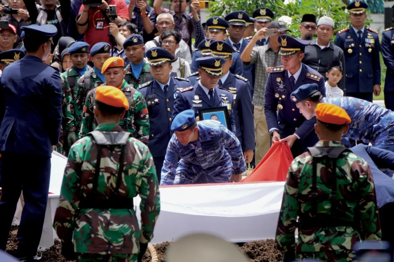 Pelepasan Jenazah Kru...