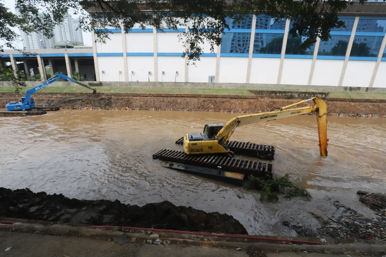 Pengerukan Kali Ciliwung...