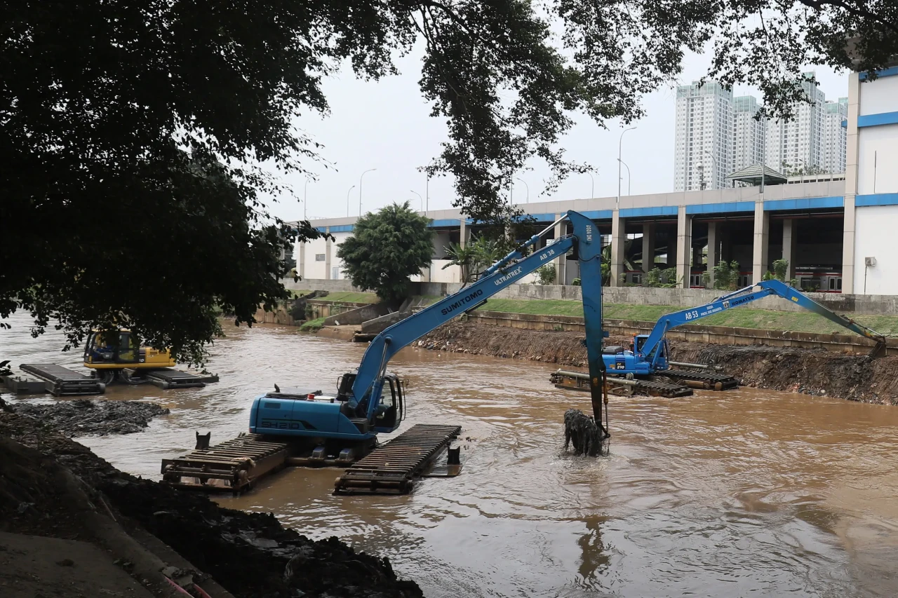 Pengerukan Kali Ciliwung...