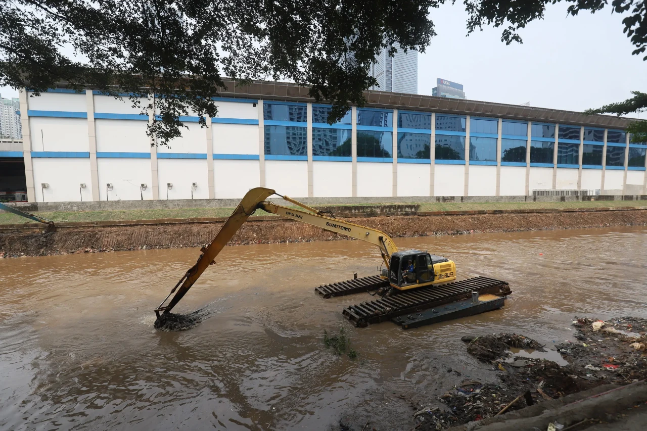 Pengerukan Kali Ciliwung...