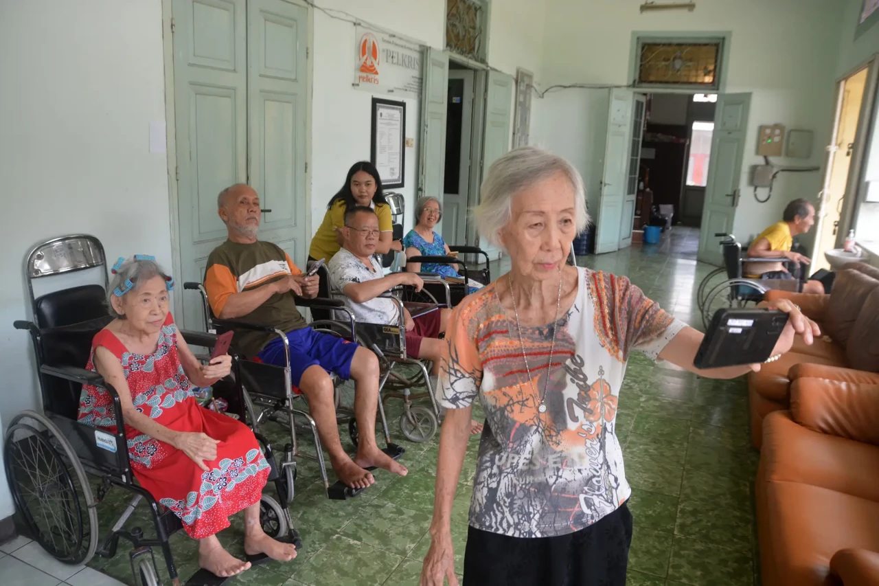 Momen Oma Opa Berkomunikasi...