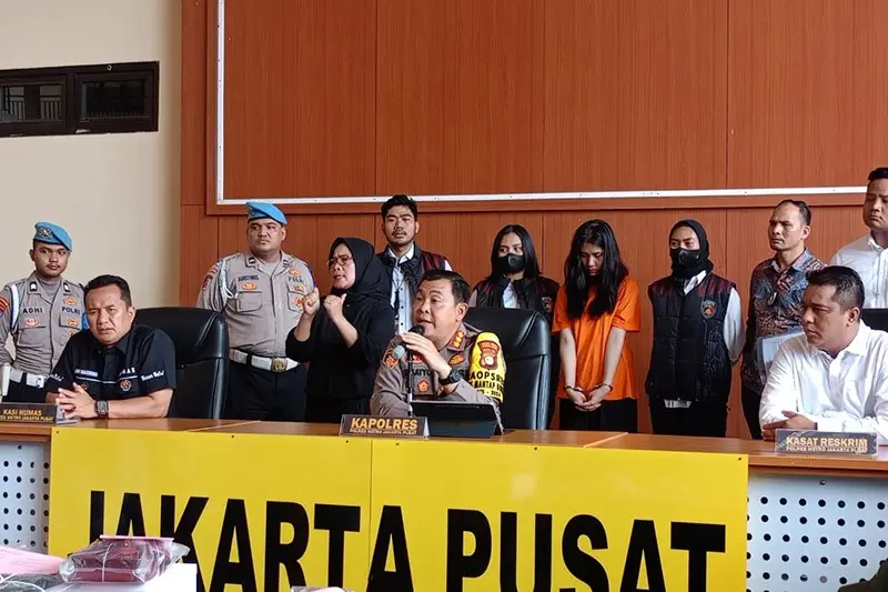 Tampang Ghisca Debora,...