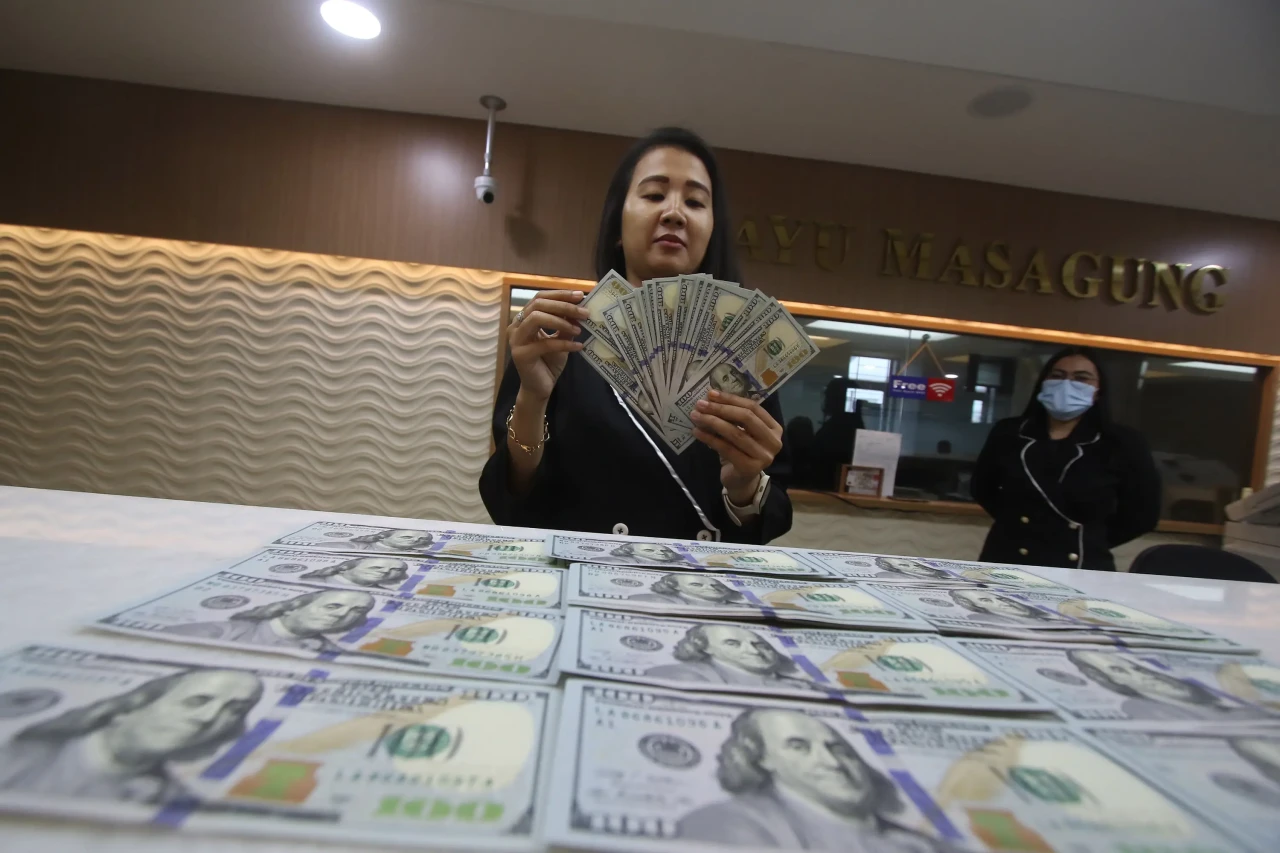 Rupiah Ditutup Menguat...