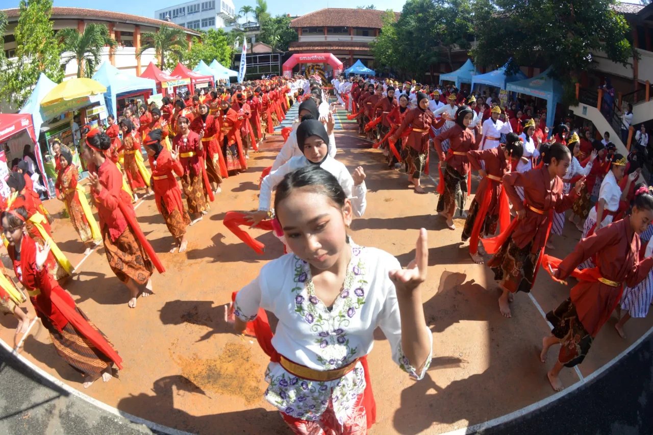 Aksi Ratusan Siswa SMPN...