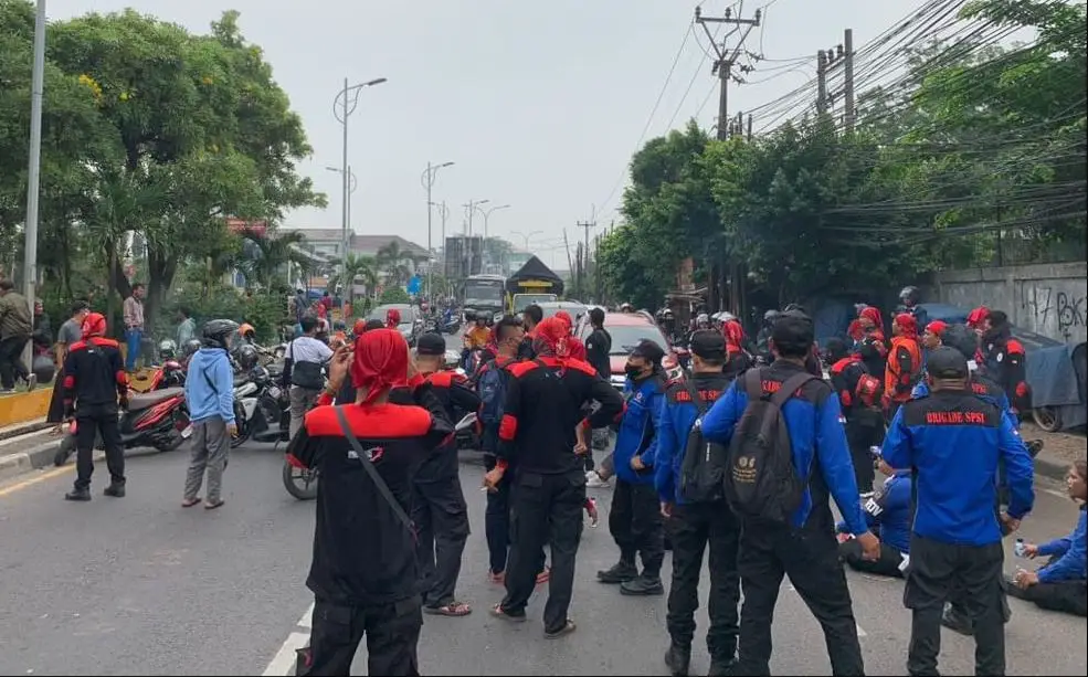 Ratusan Buruh Gelar...