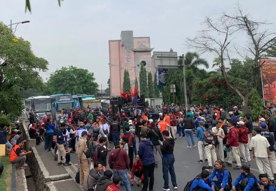 Ratusan Buruh Gelar...