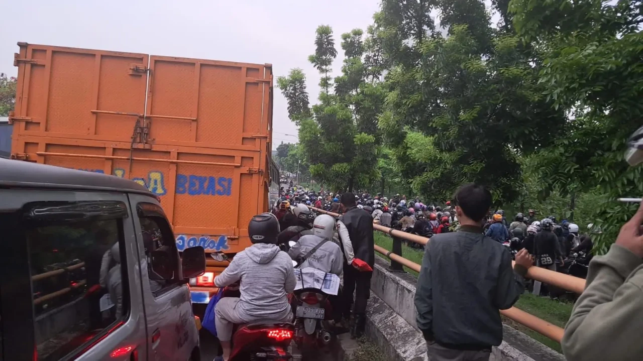 Ratusan Buruh Gelar...