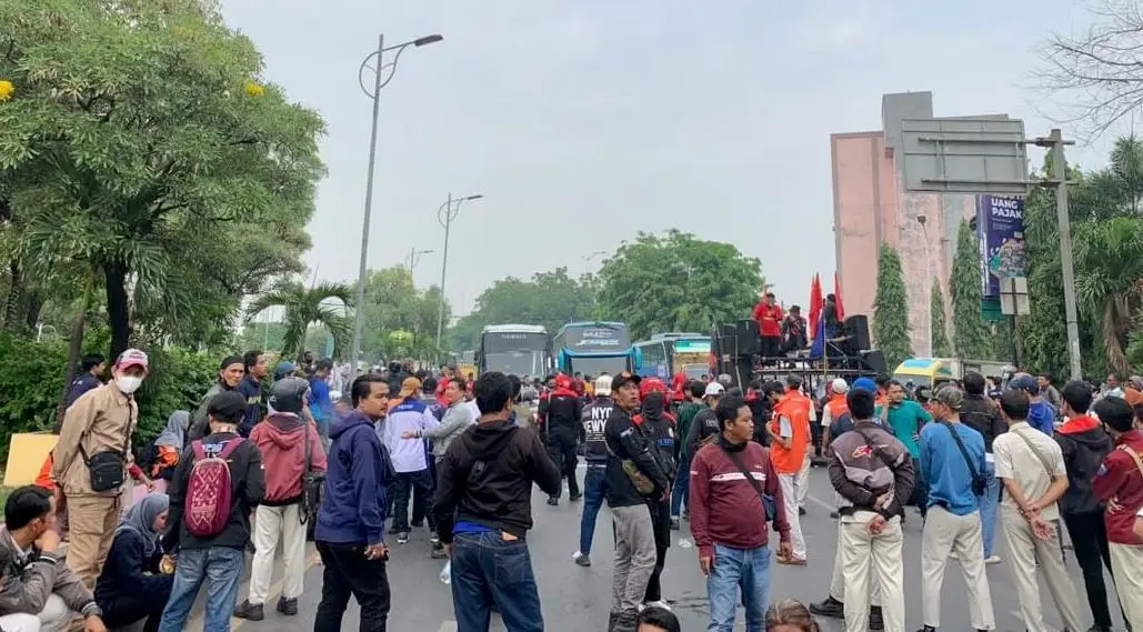 Ratusan Buruh Gelar...