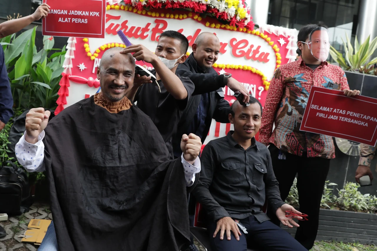 Aksi Cukur Rambut Abraham...