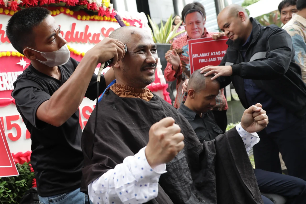 Aksi Cukur Rambut Abraham...