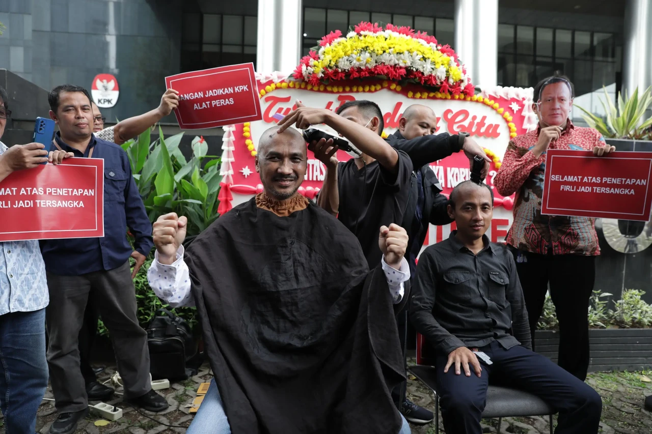 Aksi Cukur Rambut Abraham...