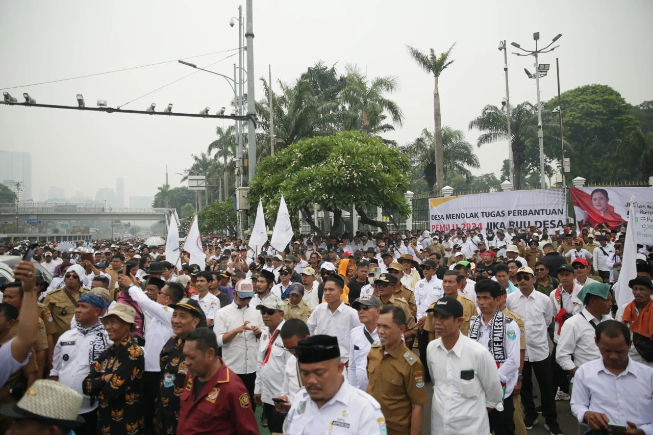 Aksi Unjuk Rasa Perangkat...