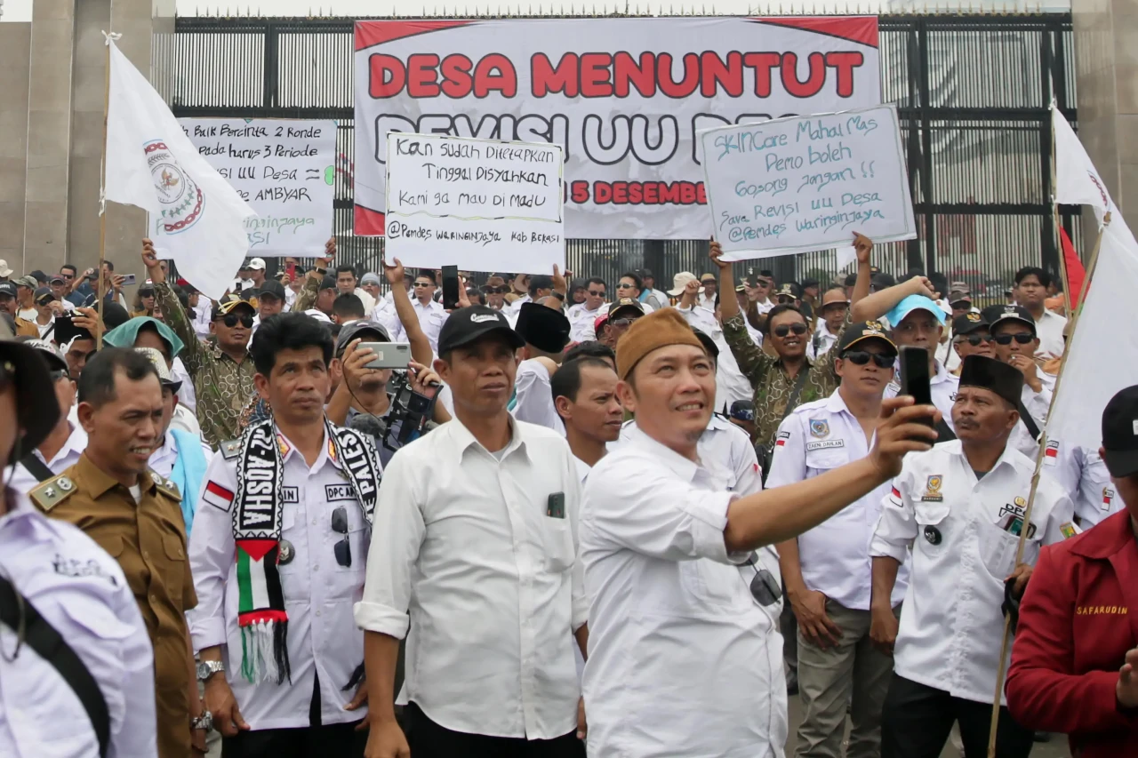 Aksi Unjuk Rasa Perangkat...
