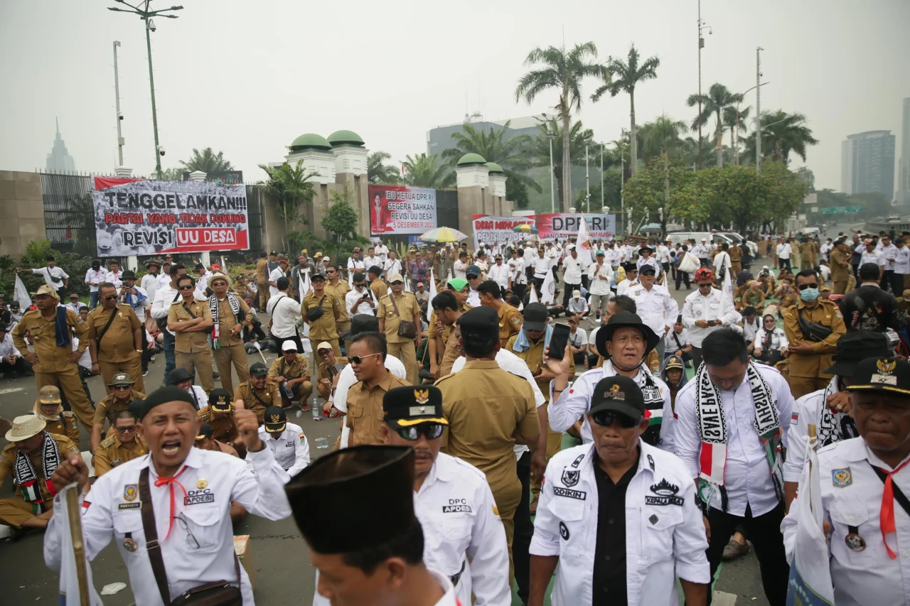 Aksi Unjuk Rasa Perangkat...