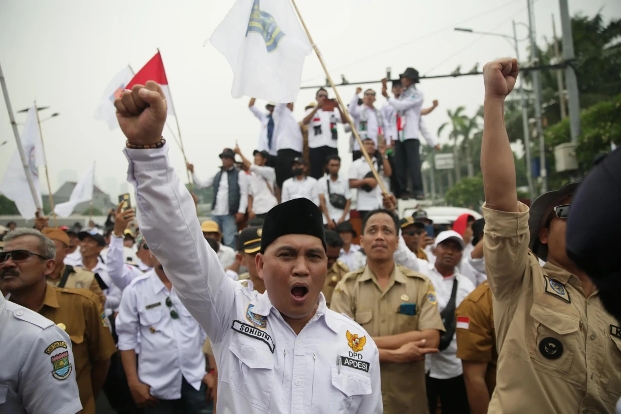 Aksi Unjuk Rasa Perangkat...
