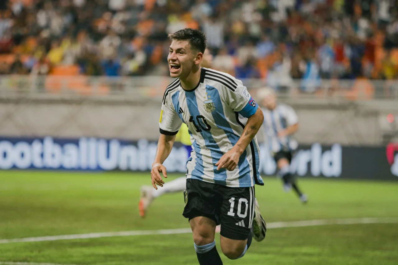 Hattrick Claudio Echeverri...