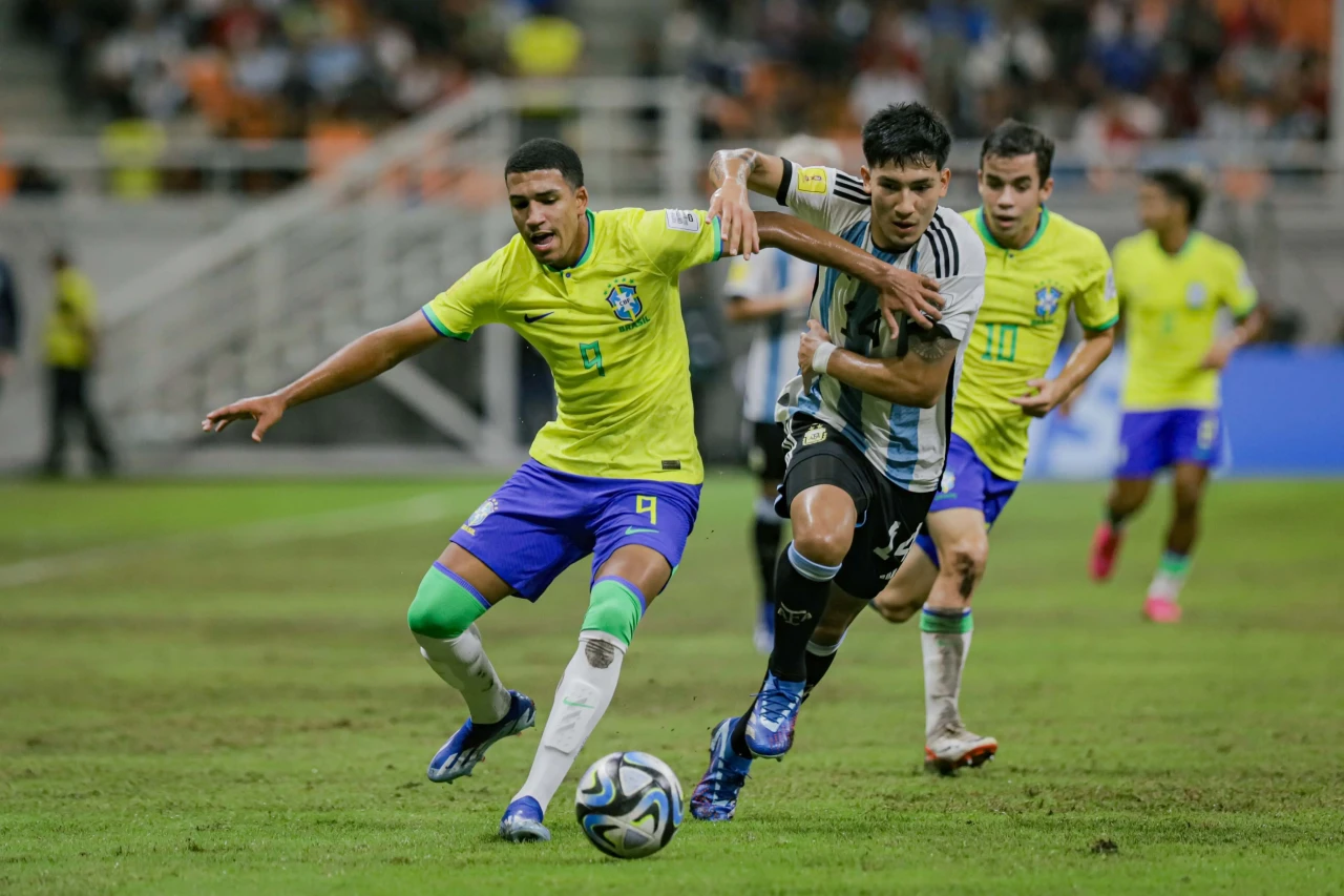 Hattrick Claudio Echeverri...