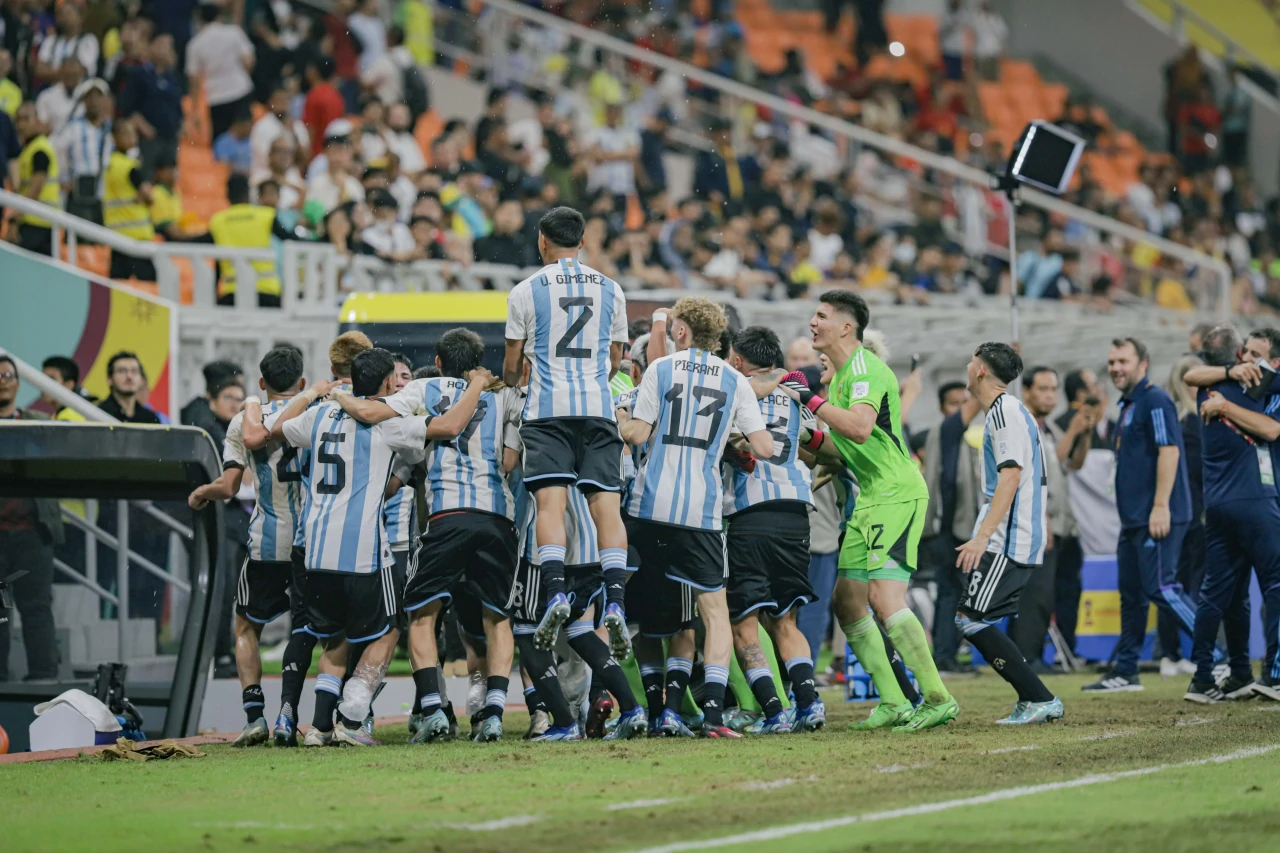 Hattrick Claudio Echeverri...