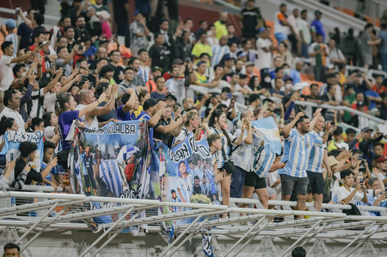 Hattrick Claudio Echeverri...