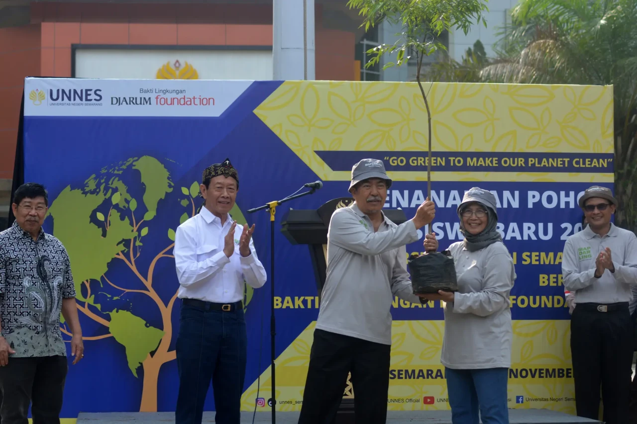 Ribuan Mahasiswa Unnes...