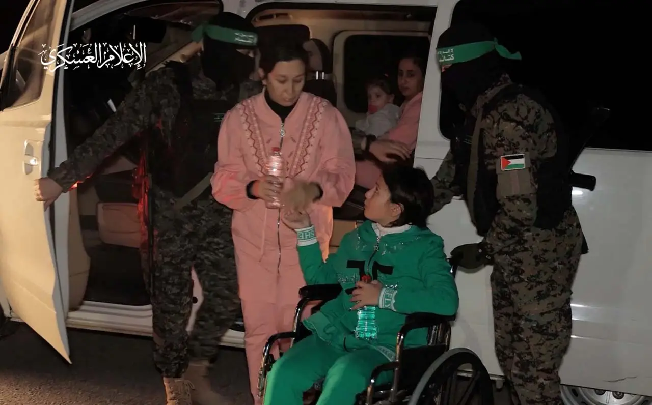 Akrab dan Bersahabat,...