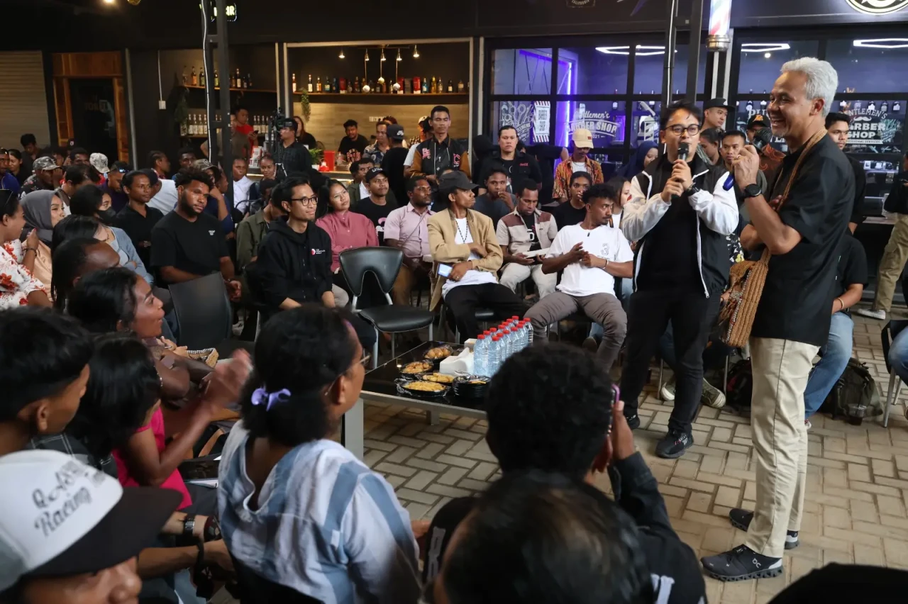 Salam Tiga Jari Ganjar...