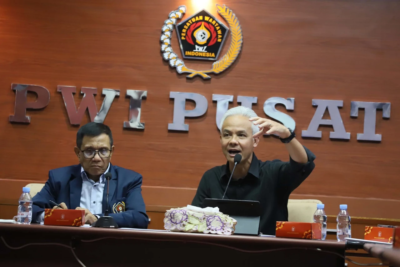 Ganjar Pranowo Hadiri...