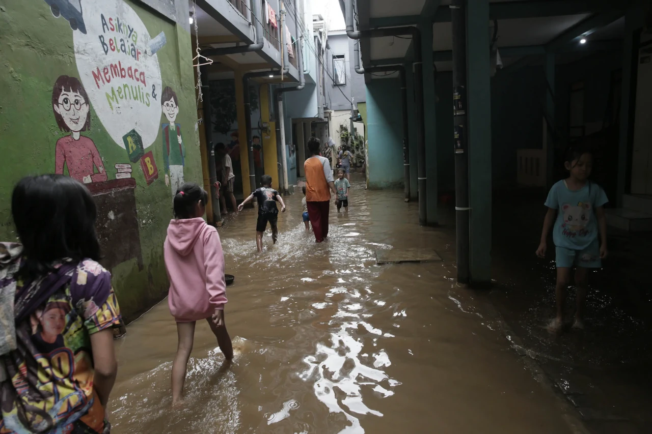 Banjir Masih Menggenangi...