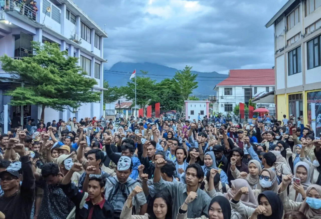 Aksi Mahasiswa Lawan...