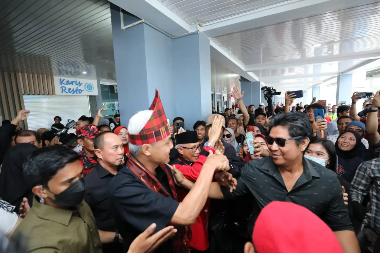 Sambut Ganjar di Bandara,...