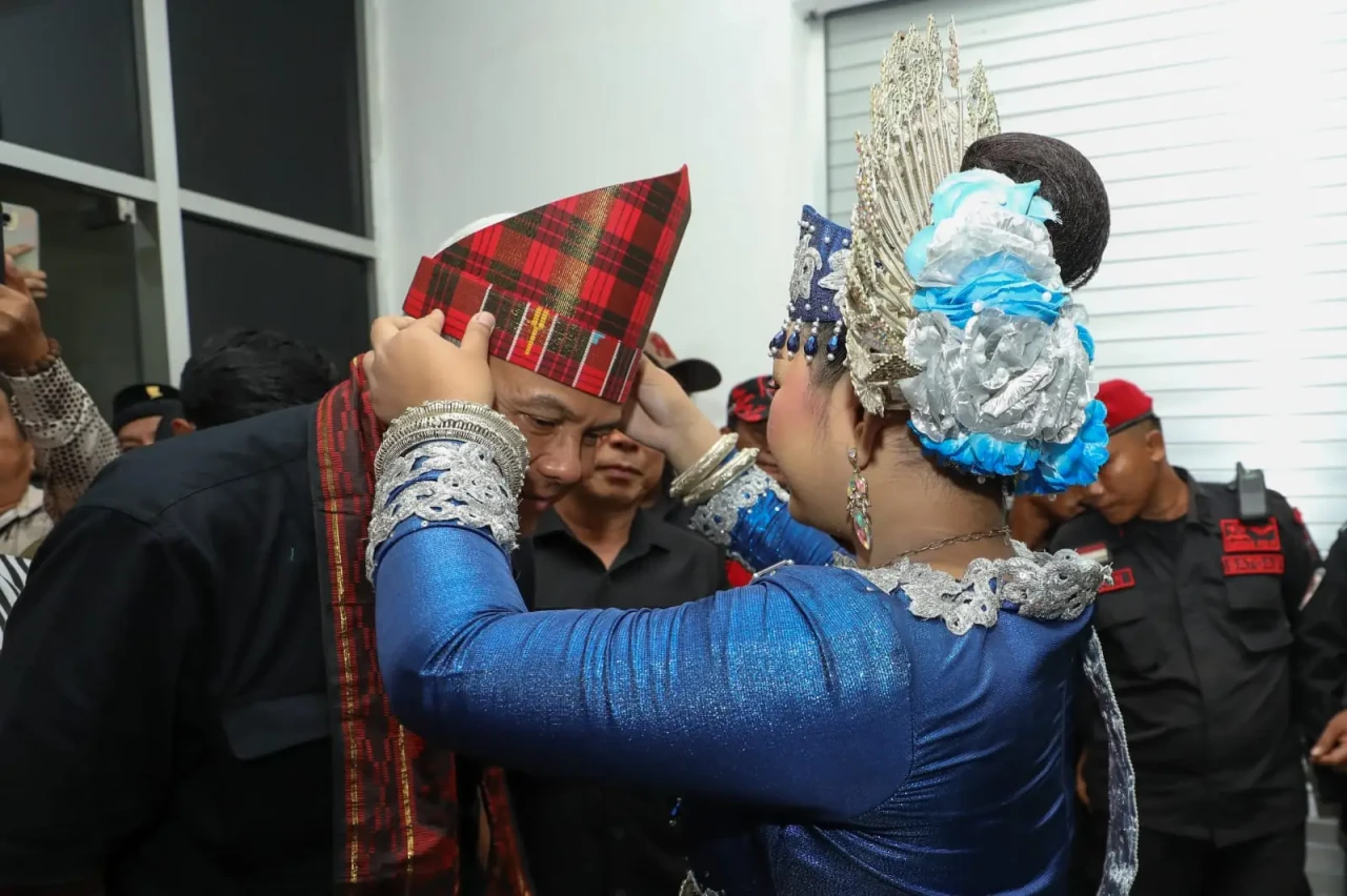 Sambut Ganjar di Bandara,...