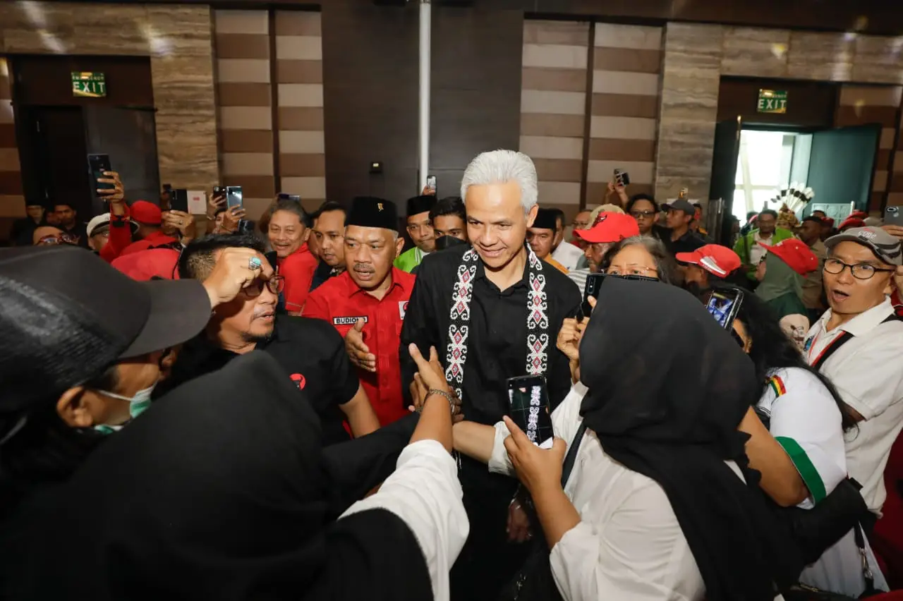 Ganjar Pranowo Hadiri...