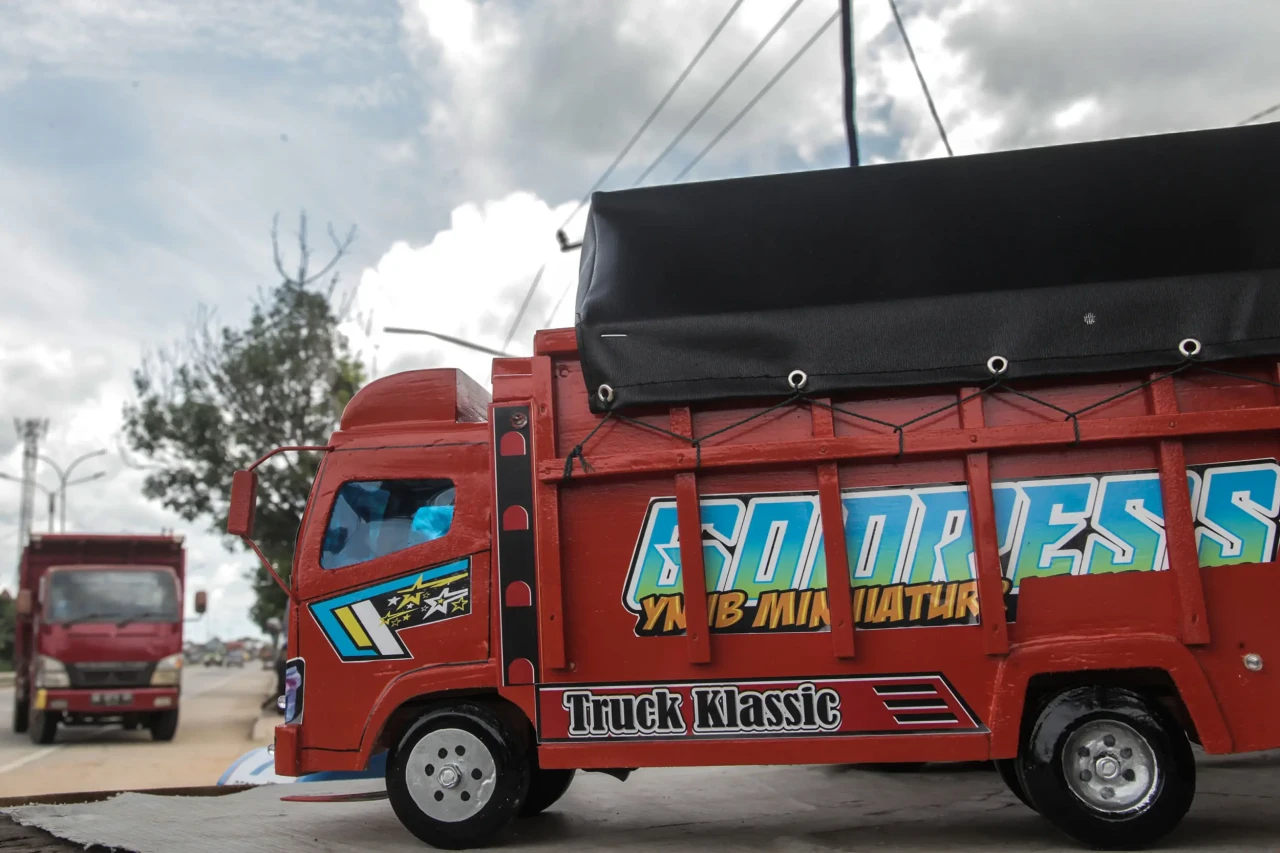 Pedagang Miniatur Truk...