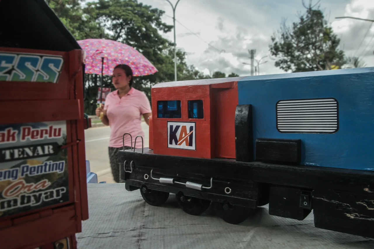Pedagang Miniatur Truk...