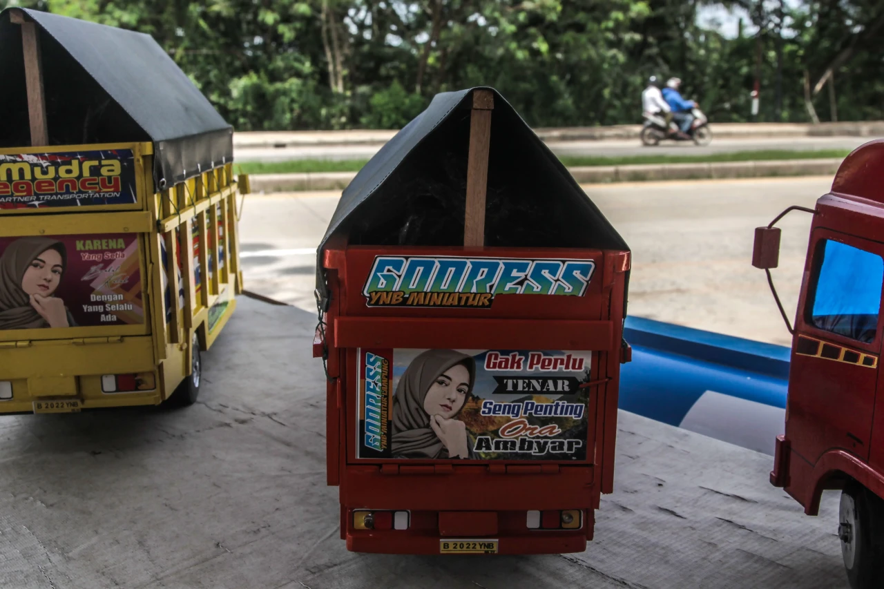 Pedagang Miniatur Truk...