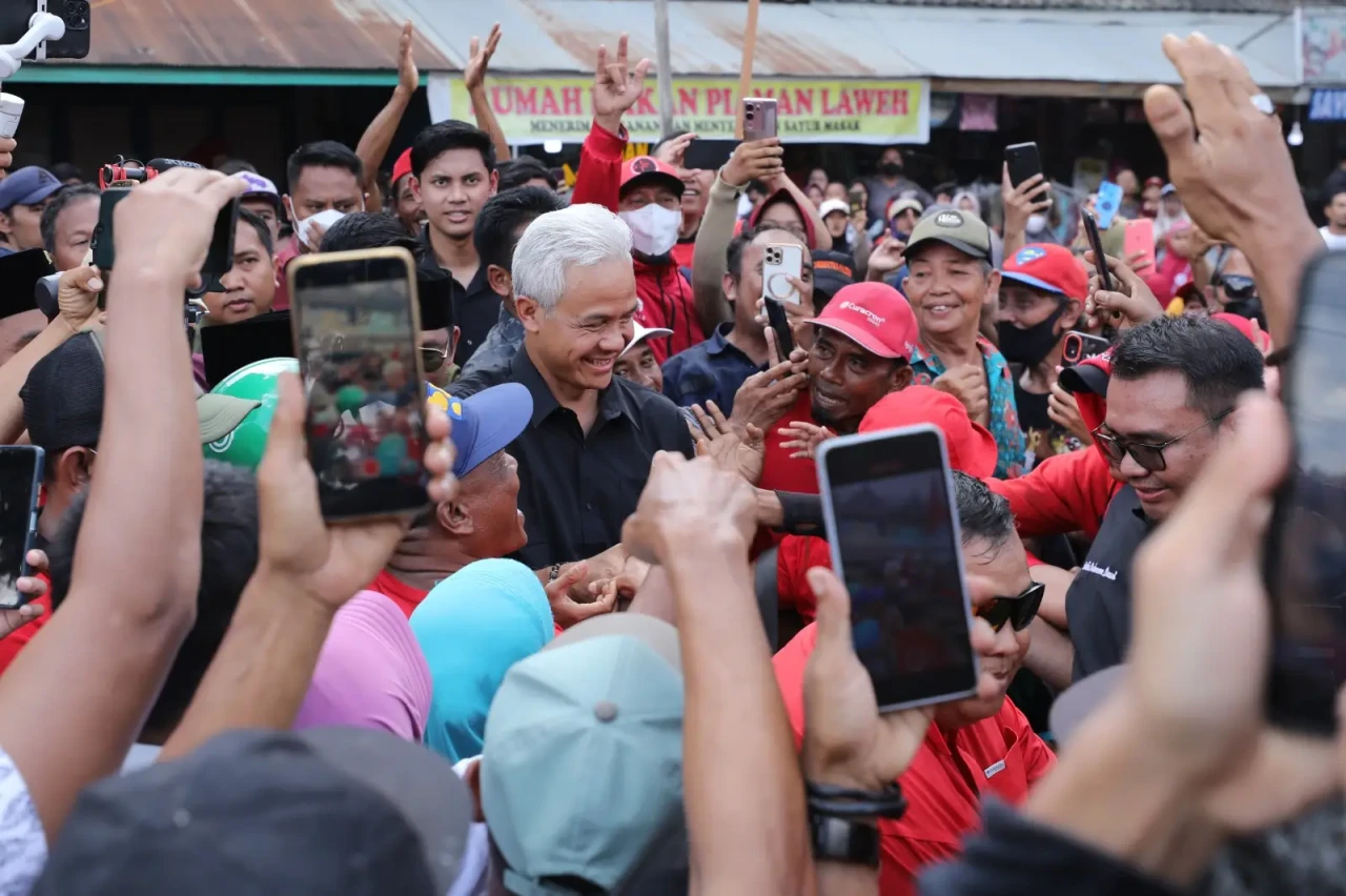 Kunjungi Pasar Selasa...