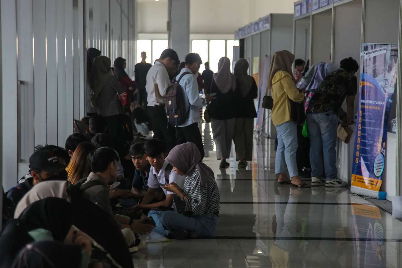 Melihat Bursa Kerja...