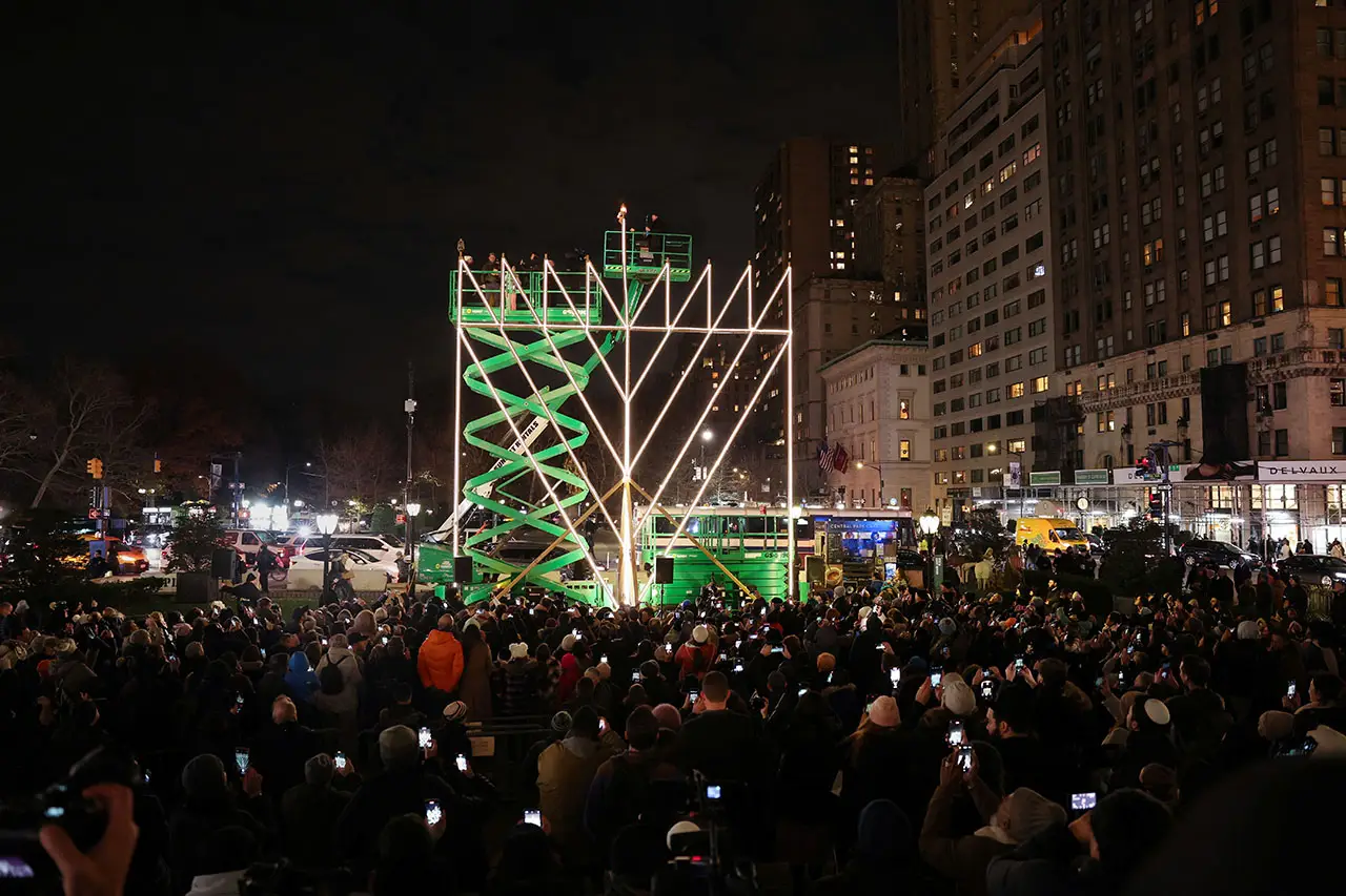 Menorah 30 Meter Menjulang...