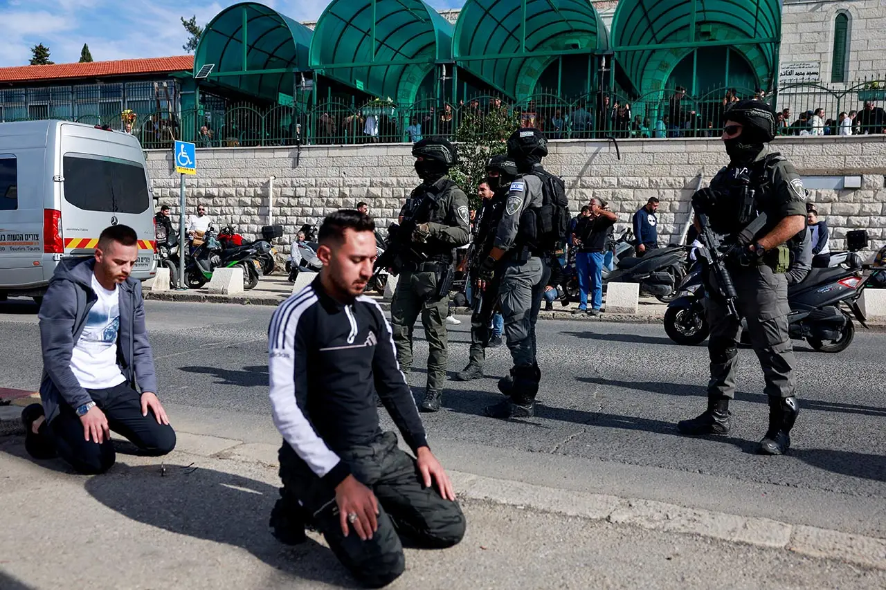 Warga Palestina Shalat...
