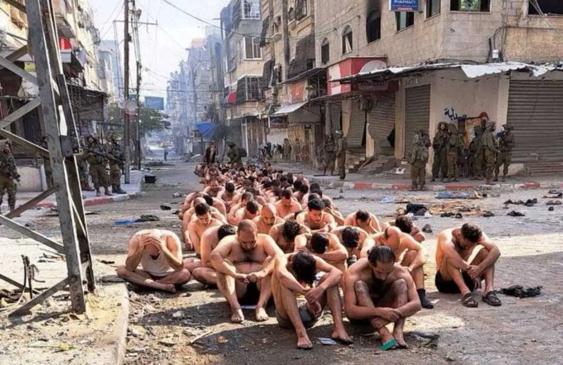 Puluhan Pria Palestina...