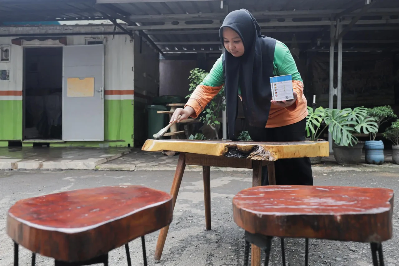 Keren, Petugas UPS Badan...