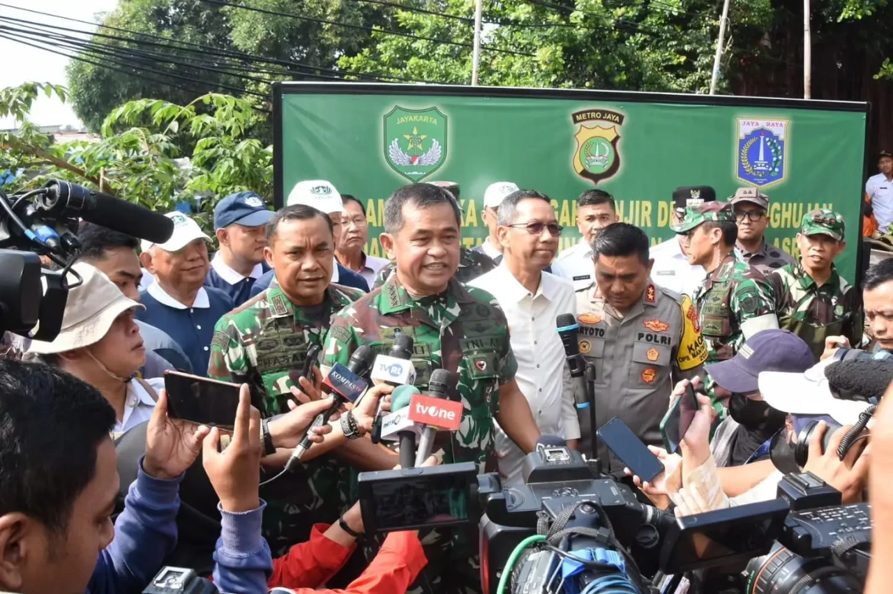 Pangdam Jaya Dampingi...