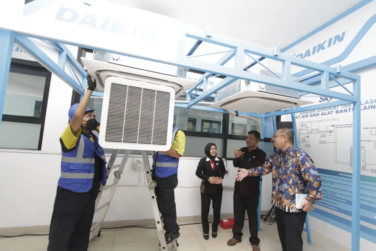 Resmikan Pusat Keunggulan...