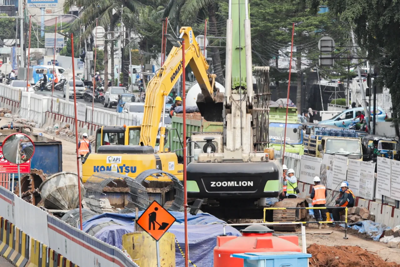 Proyek Pembangunan Jalur...