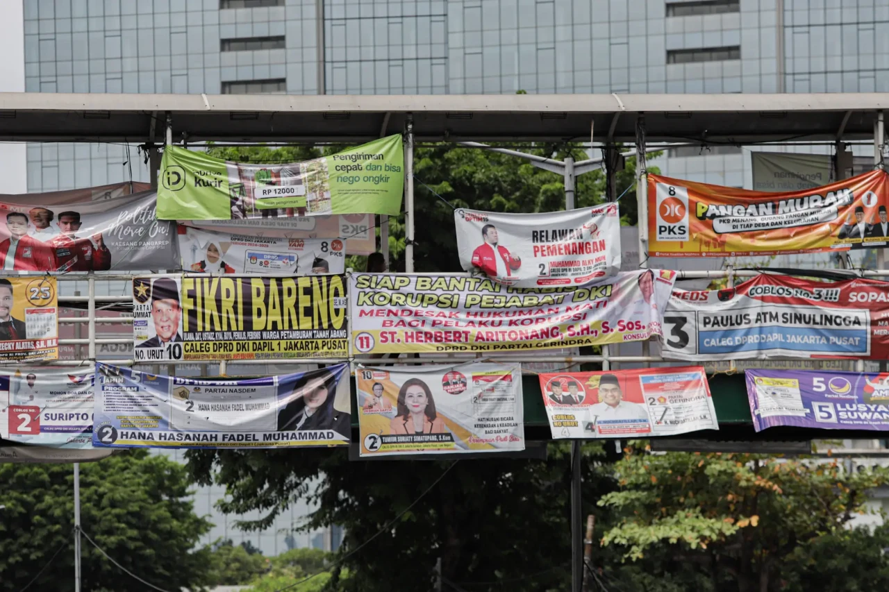Bikin Sumpek, Spanduk...