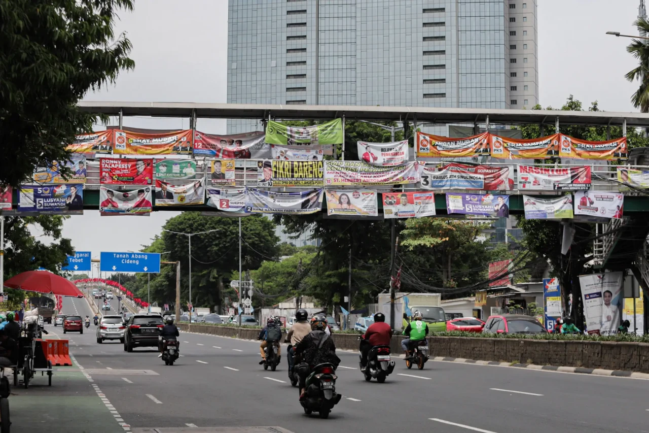 Bikin Sumpek, Spanduk...