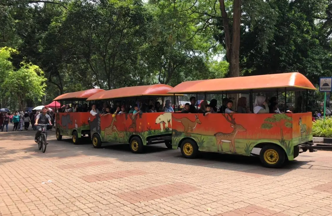 Pengunjung Ragunan Membludak...