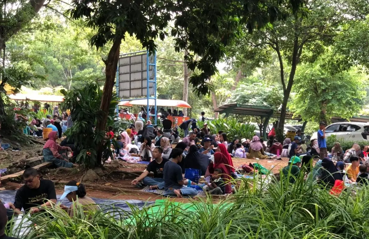 Pengunjung Ragunan Membludak...