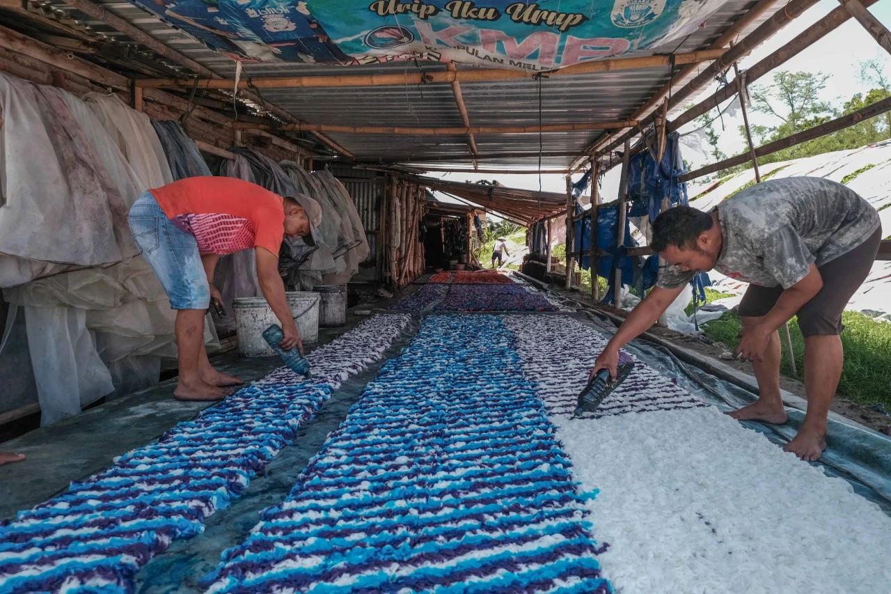 Mengintip Produksi Kain...